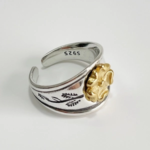 Bague ouverte en argent 925 vintage avec un motif de fleurs noires en relief