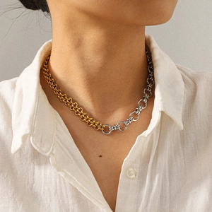Zweifarbige klobige Gliederkette aus Edelstahl in Gold und Silber an einem Model