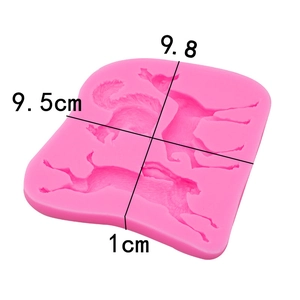 Silikonform in Rosa mit Rentier- und Eichhörnchenmotiven für DIY Weihnachtsdekorationen