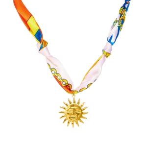 Collier style ethnique avec pendentif soleil doré et ruban en soie imprimé coloré