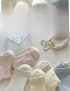 Détail de chaussettes en maille côtelée pastel avec bords larges élastiques confortables
