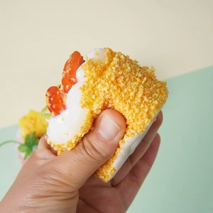 Juguete squishy pastel de mousse blanco realista con migas amarillas siendo apretado