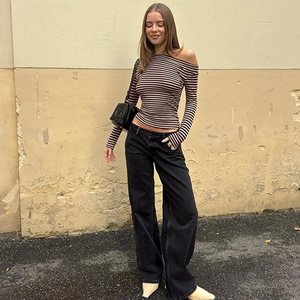 Haut chic à épaules dénudées et rayures avec jean taille haute à jambes larges
