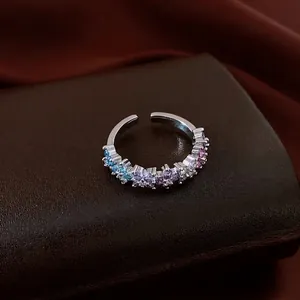 Anello regolabile in argento con zirconi colorati sfumati su base in pelle marrone