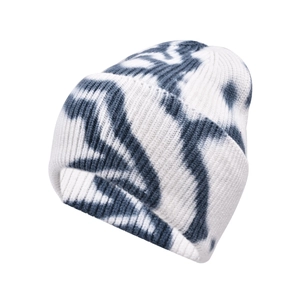Makro-Detail des Tie-Dye-Musters und der Rippstrick-Struktur an der warmen Wintermütze