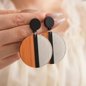 Boucles d'oreilles créoles tricolores modernes avec motifs grain de bois noir, orange et blanc