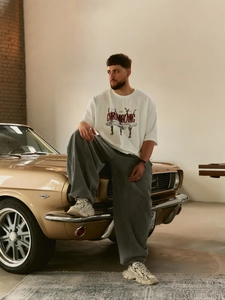 Λευκό oversized βαμβακερό T-shirt με τύπωμα και γκρι φαρδύ παντελόνι για μοντέρνο στυλ