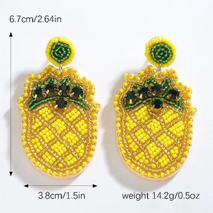 Detailsicht der Ananas-Perlenohrringe mit gelben Perlen und grünen Strasssteinen
