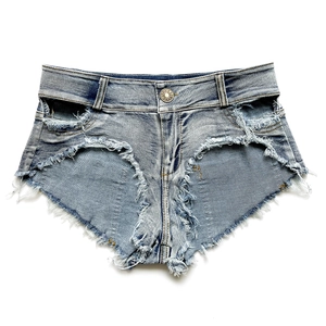 Dettaglio di pantaloncini in denim azzurro con strappi consumati e orli grezzi sfilacciati