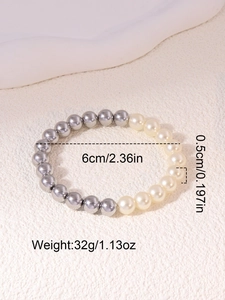 Dettaglio del bracciale con perle e sfere in acciaio con misure di 6 cm di diametro