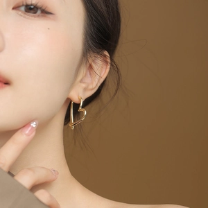 Elegant gold heart earrings for women made of S925 silver in a minimalist fashion style