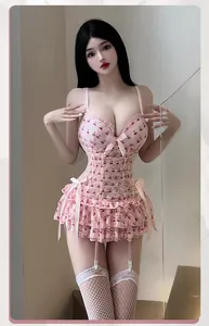 Dettaglio del corsetto in pizzo rosa con stampa ciliegia e balze stratificate