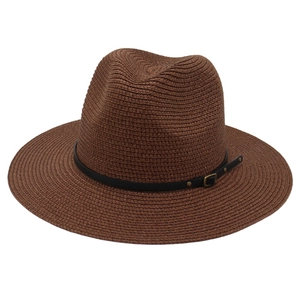 Dettaglio del cappello di paglia Panama marrone scuro con cinturino in pelle nera e fibbia