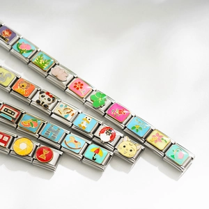 Macro di charm modulari italiani con animali in smalto colorato e motivi decorativi vari