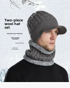 Détail de l'ensemble bonnet et écharpe en tricot gris pour homme avec doublure polaire