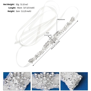 Vues détaillées de la ceinture de mariée en ruban blanc avec strass et motifs de fleurs