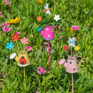 Paletti da giardino a forma di annaffiatoio in metallo con decorazioni di libellule e farfalle