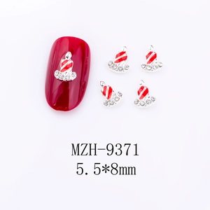 Makroaufnahme von 5,5x8mm Weihnachts-Nagelkunst-Anhängern mit rot-weißen Streifen