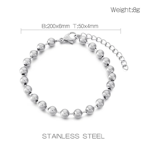 Detalle de pulsera de cuentas de acero inoxidable plateado con cierre de langosta