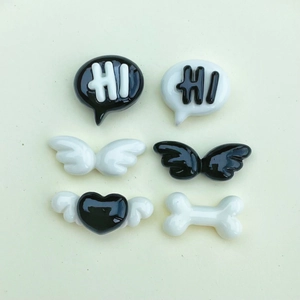 Mini-Harzanhänger-Set mit schwarzen Flügeln, weißen Knochen und Herz für DIY-Bastelarbeiten