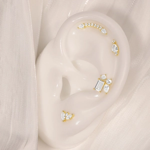Gros plan détaillé de boucles d'oreilles opale en argent 925 sur modèle en silicone