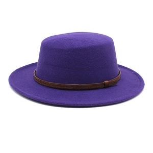 Détail d'un chapeau canotier en feutre violet avec ruban en cuir marron gaufré élégant