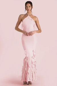 Détail d'une robe de soirée rose à col licou avec volants et ourlet en queue de sirène