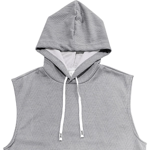 Vue détaillée de la texture gaufrée grise et du cordon de serrage de la capuche du gilet
