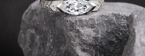 Makroaufnahme von Moissanit im Marquise-Schliff auf 925er Silber Auge des Horus Ring