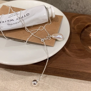 Collier avec pendentif en perle baroque et chaîne à billes argentée pour femmes