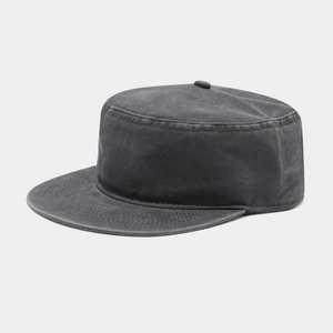 Trama dettagliata del cappello cadet in cotone grigio scuro con cuciture sulla tesa