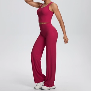 Dettaglio del set yoga magenta con top corto e pantaloni a gamba larga a vita alta eleganti