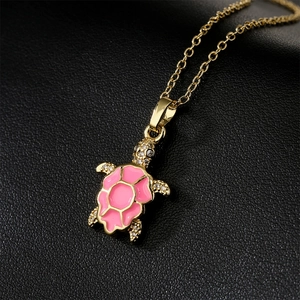 Collar de tortuga bañado en oro con esmalte rosa y circonitas sobre cuero negro