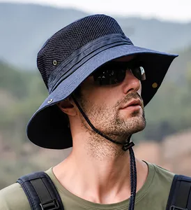 Dettaglio cappello da pesca blu con rete traspirante e cinturino sottogola regolabile