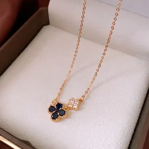Collier plaqué or 18k avec pendentifs trèfle bleu et blanc en boîte cadeau
