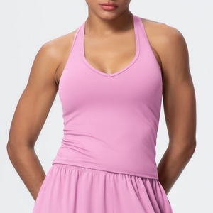 Dettaglio del gilet yoga rosa con scollo a V, spalline sottili e tessuto dalla trama spazzolata