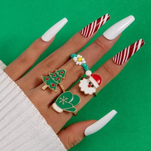 Ensemble de bagues de Noël avec charmes Père Noël et sapin sur fond vert festif