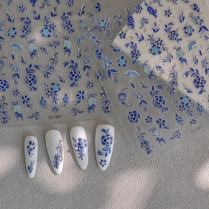 Détails d'autocollants pour ongles style porcelaine bleue avec gaufrage argenté chic
