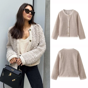 Detail van beige gebreid vest met metalen knopen en lifestyle-weergave van het model