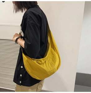 Mannequin portant un sac croissant en nylon jaune montrant la sangle réglable