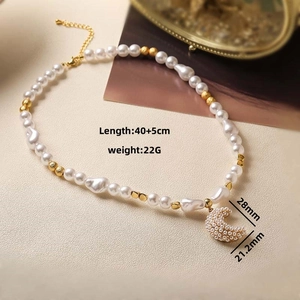 Detail of pearl choker necklace with crescent moon pendant, length 40+5cm and weight 22g