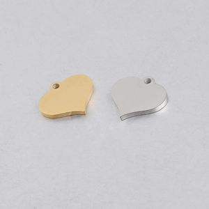 Dettaglio di pendenti a cuore in acciaio inossidabile con finiture a specchio oro e argento