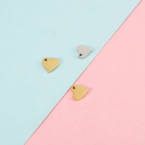 304 roestvrijstalen hartvormige bedels voor DIY sieraden op een pastel achtergrond