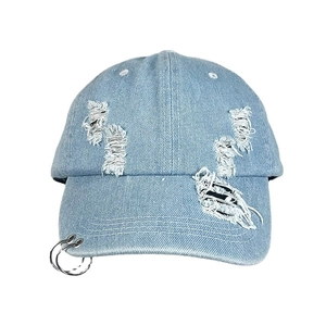 Vintage Denim Baseball Cap in Hellblau mit Metallringen und stylischen Ripped-Details