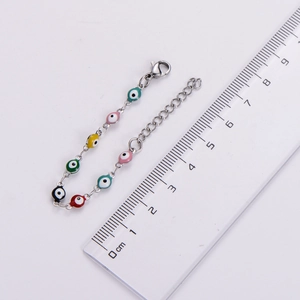 Vue détaillée du bracelet bébé mauvais œil coloré avec une règle pour la mesure