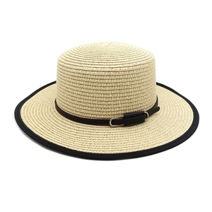 Canotier en paille classique avec bord noir et lanière en cuir pour protection solaire