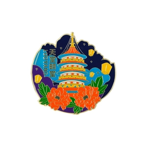 Détail d'un aimant souvenir en émail avec le monument Tiantang Mingtang de Luoyang