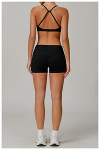 Vue arrière du short de yoga noir et brassière de sport à bretelles croisées