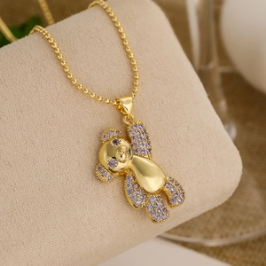 Pendentif ours en or avec zircons violets sur une élégante chaîne à billes dorée