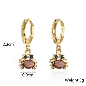 Dettaglio di orecchini a granchio con gemma rossa e dimensioni di 2.3cm per 0.9cm